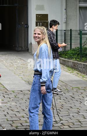 Katharina Kock aka Toni am Set bei Dreharbeiten zur Reality-Daily-Soap `Berlin - Tag und Nacht`am Paul-Lincke-Ufer. Berlin, 29.08.2022 Stockfoto